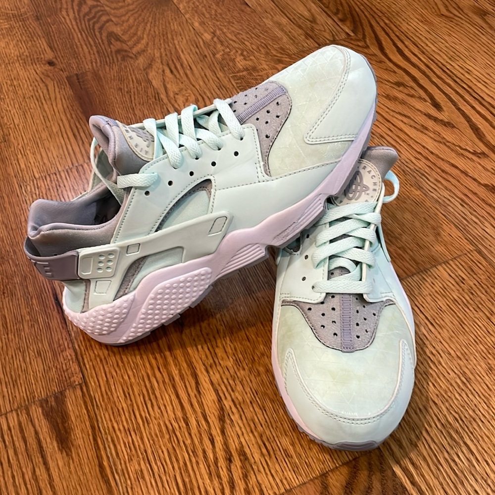 Women’s Nike Air Huarache Run Igloo Sneakers. Size 10. Excellent/Like New.